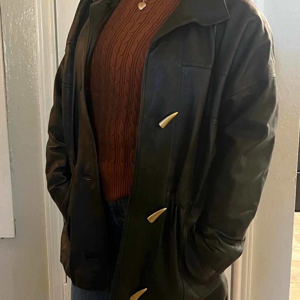 Vintage 1990's Braefair Black Leather Parka New York Fits L as the model